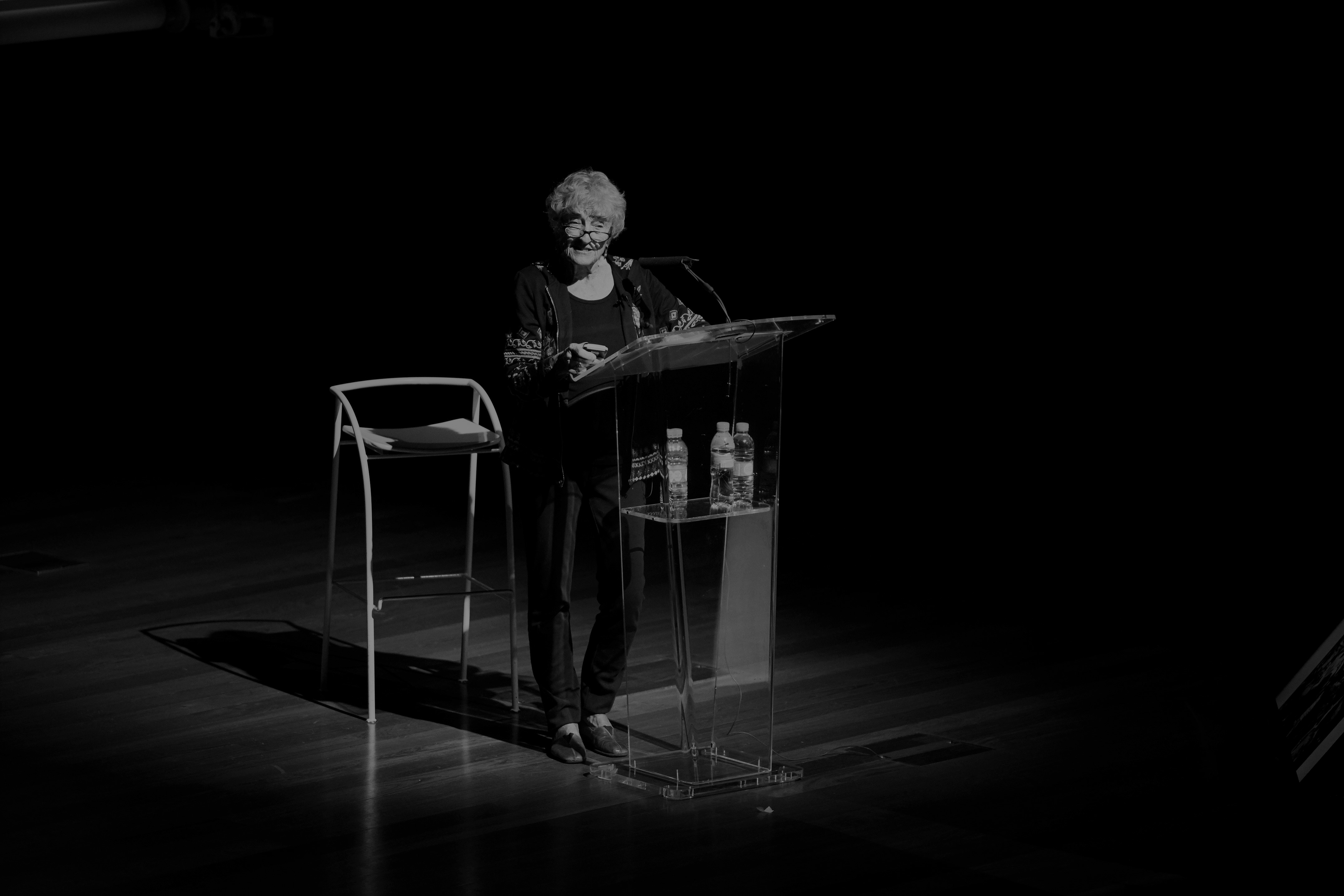 Lucy Lippard durante su conferencia en el Museo Reina Sofía, 2018
