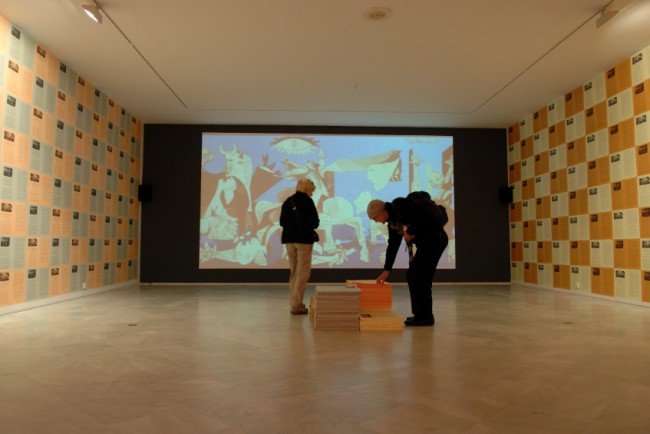 Vista de la instalación creada por RETORT para la segunda Bienal de Arte Contemporáneo de Sevilla (BIACS 2, 26 de octubre, 2006-15 de enero, 2007). Fotografía: Guillermo Mendo (CAAC)