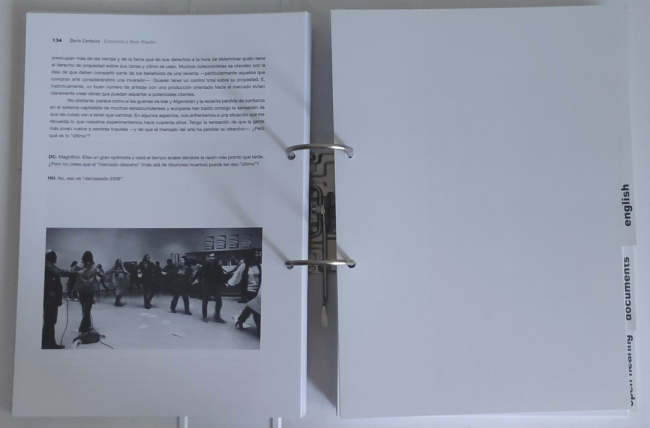 Páginas interiores de <em>Art Workers’ Coalition</em>, Madrid, Brumaria, 2010