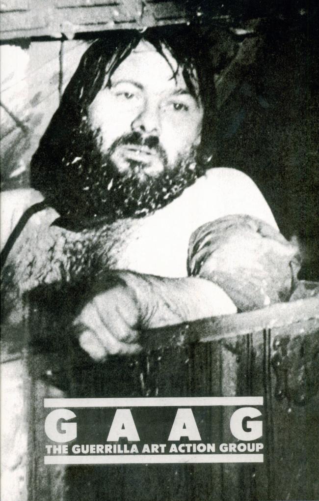 Portada de Jon Hendricks y Jean Toche (eds.), <em>GAAG: The Guerrilla Art Action Group, 1969-1976: A Selection</em> [GAAG: The Guerrilla Art Action Group, 1969-1976. Una selección, 1978], Nueva York, Printed Matter, 2011