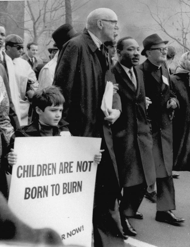 Martin Luther King Jr. y Dr. Benjamin Spock en una manifestación por la paz, Nueva York, 15 de abril, 1967