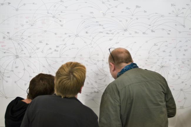 Fotografía de la instalación de Mark Lombardi para su exposición <em>Mark Lombardi: Global Networks</em>, Art Gallery of Ontario, Toronto, 2004
