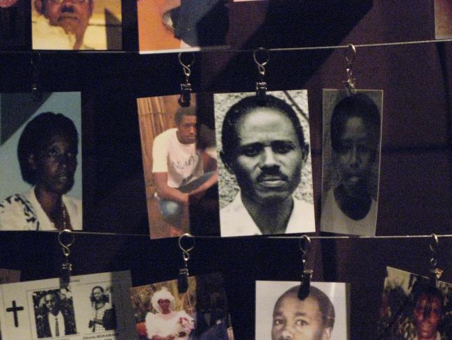 Alfredo Jaar, <em>We Wish to Inform You That We Didn't Know</em> [Deseamos informarte de que no lo sabíamos], 2010