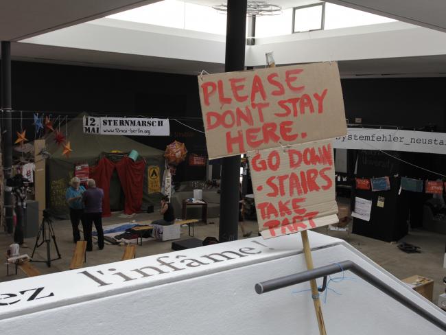 Indignadxs/Occupy, <em>Occupy Biennale</em> [Ocupar la bienal], 7ª Bienal de Arte Contemporáneo de Berlín, 27 de abril-1 de julio, 2012. Fotografía: Marta Gornicka