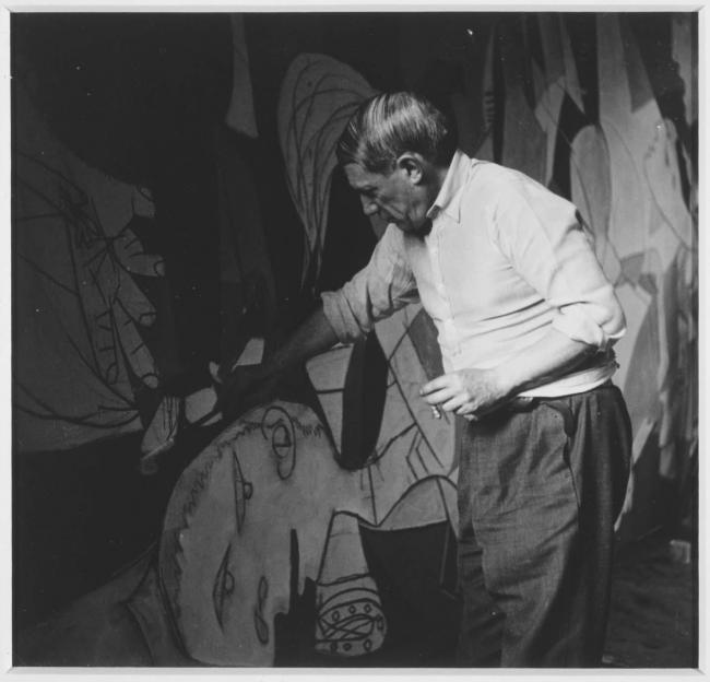 Picasso fotografiado por Dora Maar trabajando en Guernica en su taller de la rue des Grands-Agustin