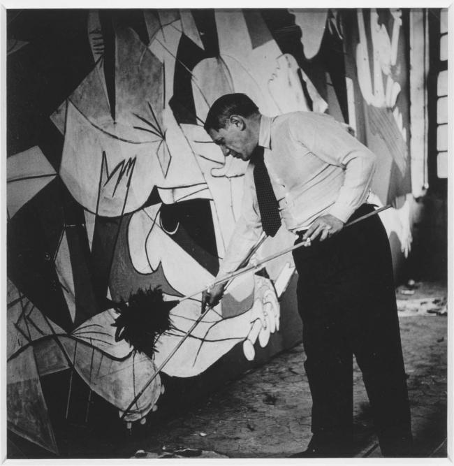 Picasso fotografiado por Dora Maar trabajando en Guernica en su taller de la rue des Grands-Augustins