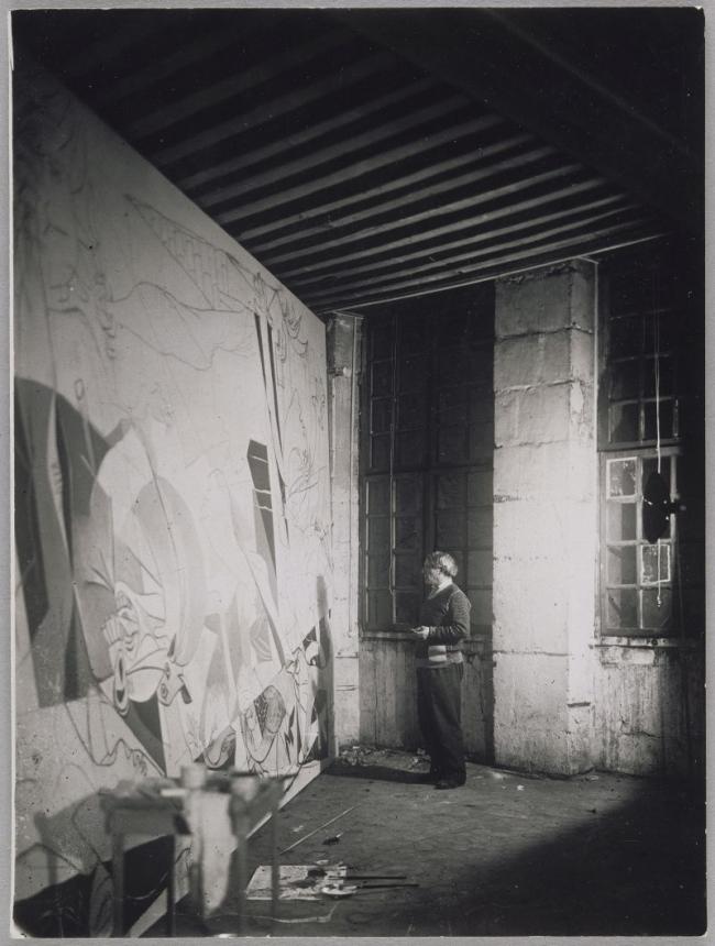 Picasso fotografiado por Dora Maar de pie ante Guernica