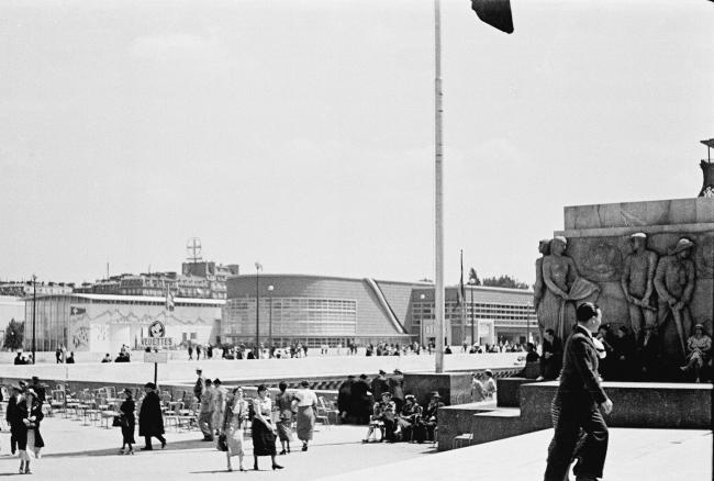 Vistas del Pabellón de España en la Exposición Internacional de las Artes y las Técnicas para la Vida Moderna