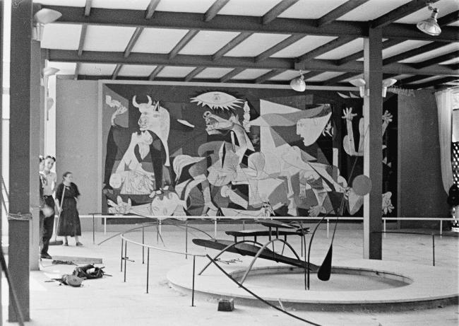 Vistas del Pabellón de España en la Exposición Internacional de las Artes y las Técnicas para la Vida Moderna