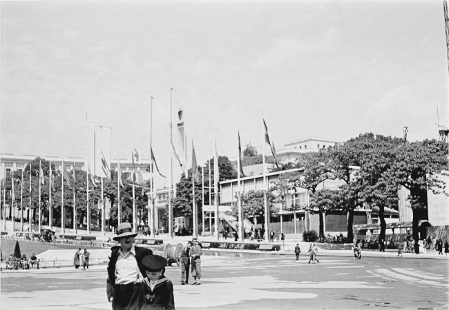 Vistas del Pabellón de España en la Exposición Internacional de las Artes y las Técnicas para la Vida Moderna
