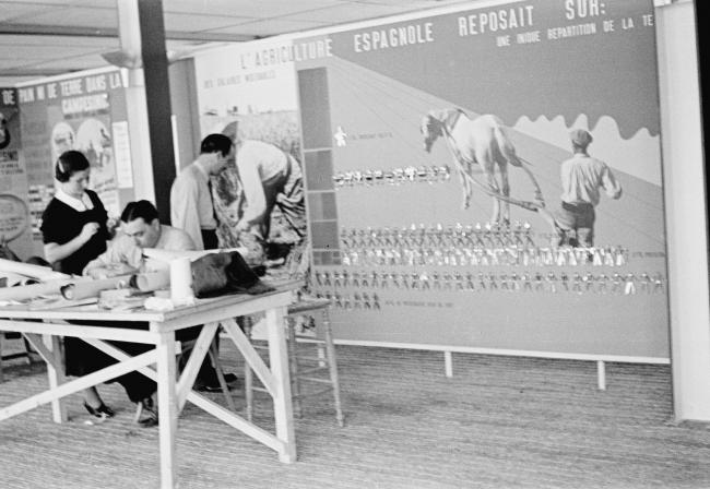 Vistas del Pabellón de España en la Exposición Internacional de las Artes y las Técnicas para la Vida Moderna