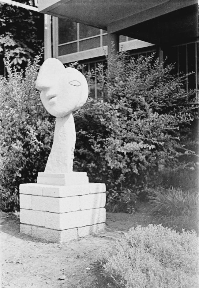 Vistas del Pabellón de España en la Exposición Internacional de las Artes y las Técnicas para la Vida Moderna