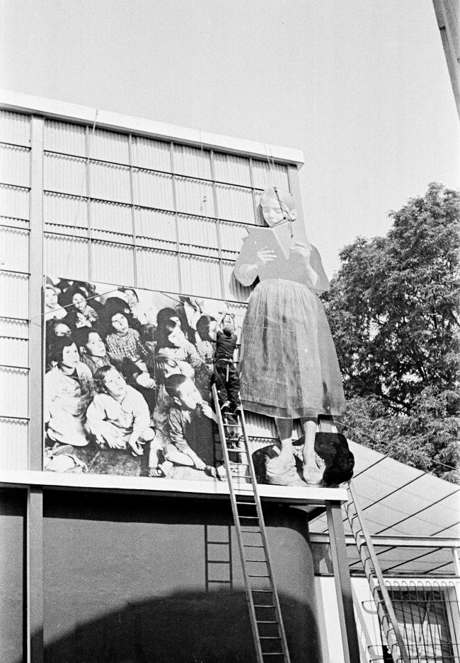 Vistas del Pabellón de España en la Exposición Internacional de las Artes y las Técnicas para la Vida Moderna