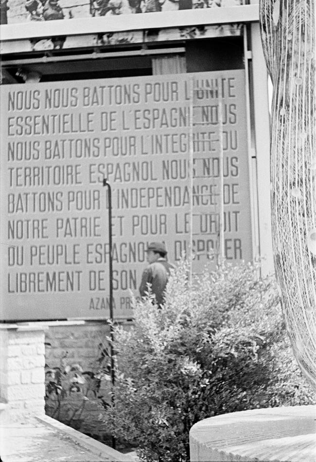 Vistas del Pabellón de España en la Exposición Internacional de las Artes y las Técnicas para la Vida Moderna
