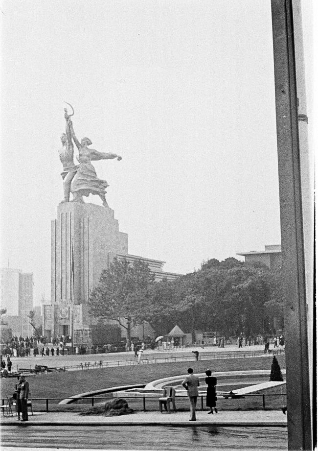 Vistas del Pabellón de España en la Exposición Internacional de las Artes y las Técnicas para la Vida Moderna