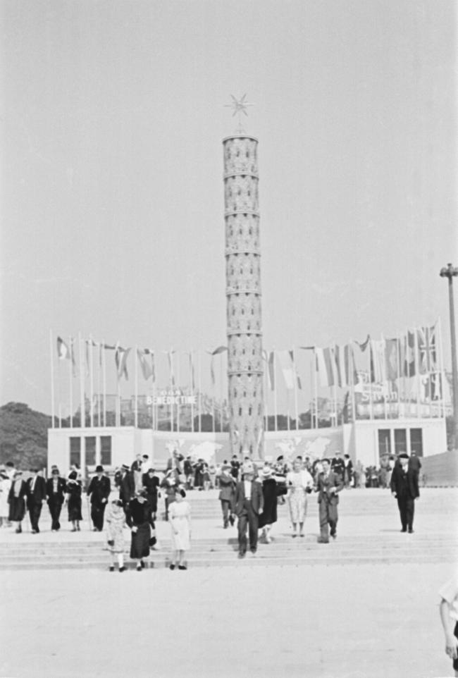 Vistas del Pabellón de España en la Exposición Internacional de las Artes y las Técnicas para la Vida Moderna