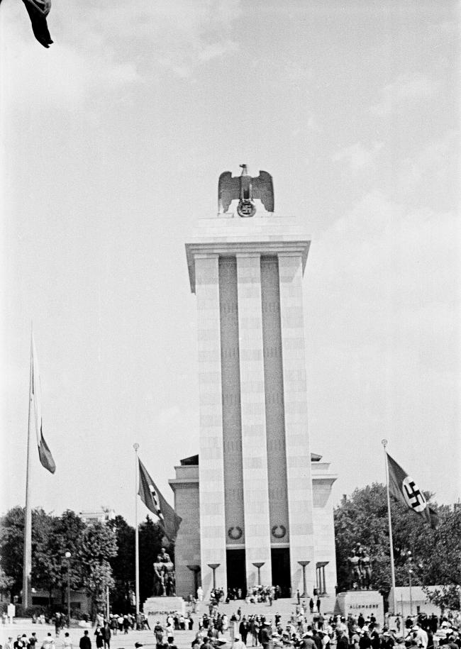 Vistas del Pabellón de España en la Exposición Internacional de las Artes y las Técnicas para la Vida Moderna