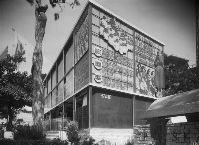 Inside the Spanish Pavilion at the Paris International Exhibition of Art and Technology in Modern Life. Pablo Picasso's Guernica and the Mercury Fountain, by Alexander Calder.