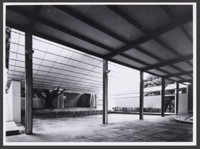 Patio auditorium sous un dais