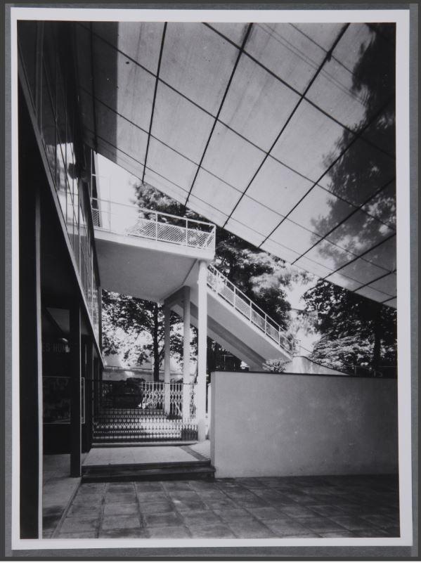 Vue de la partie arriére du pavillon avec l'escalier menant au second étage