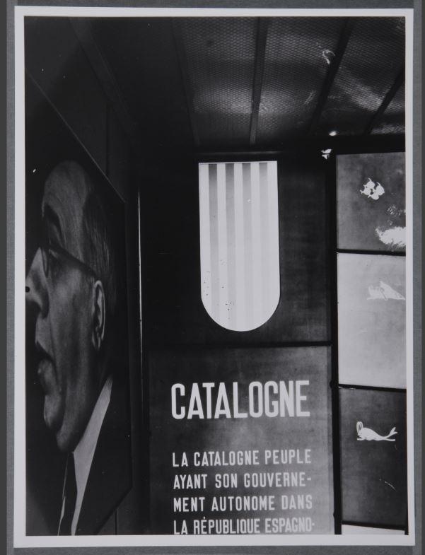 Exposition: panneau sur la Catalogne; Le reflet du photographe au travail apparaît sur l'image
