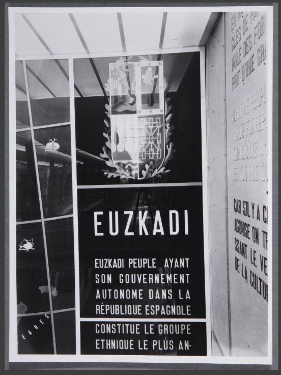 Exposition: panneau sur le gouvernement autonome basque; Le reflet du photographe au travail apparaît sur l'image