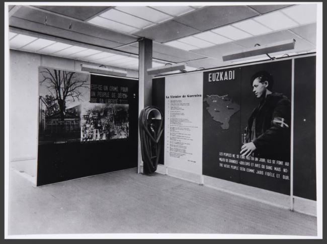 Exposition: panneau sur le massacre de Guernica