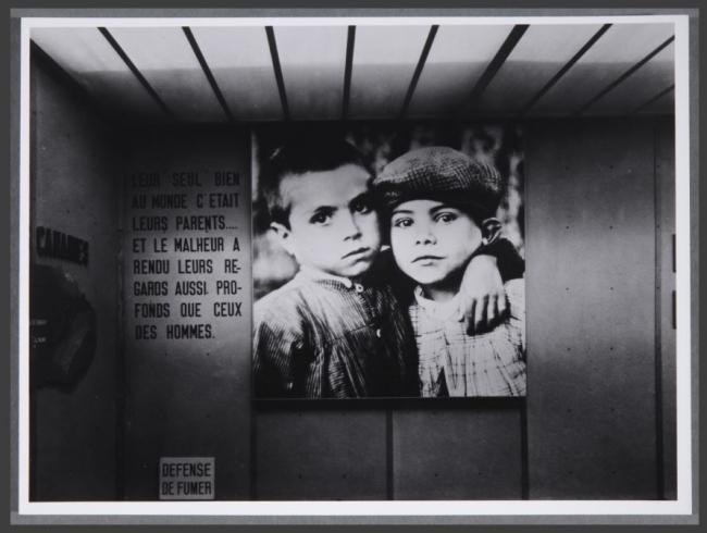 Exposition: panneau sur l'aide aux orphelins