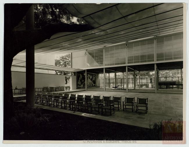 Patio vu depuis la scène; au fond à gauche, Guernica de Picasso