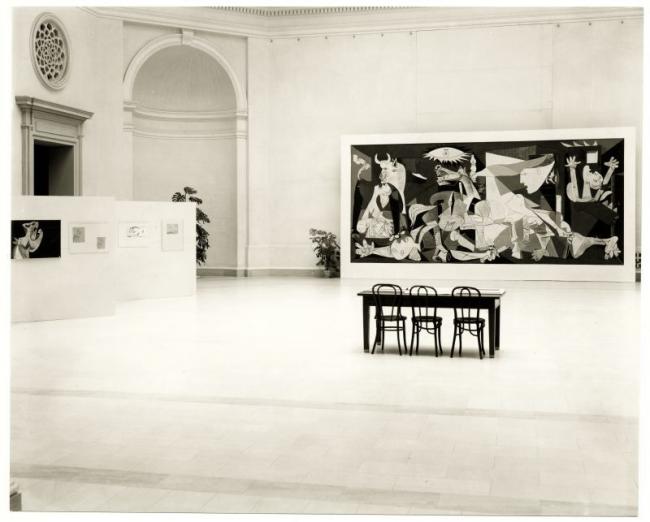 Vistas de instalación de la exposición Picasso's Guernica en el San Francisco Museum of Art