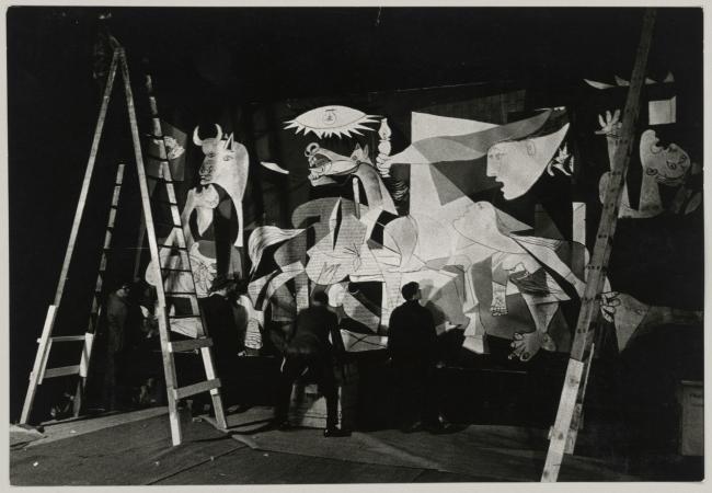 Fotografía del montaje de la exposición Guernica, avec 60 études en el Nationalmuseum de Estocolmo