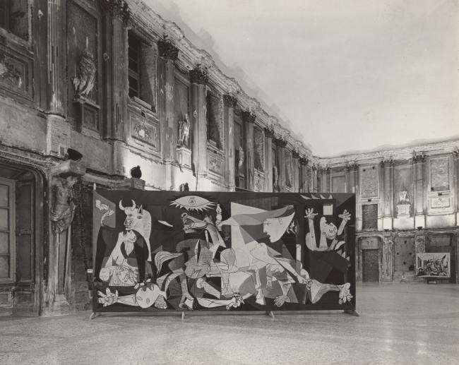 Vista de la instalación de Guernica en el Palazzo Reale de Milán