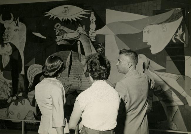 Vistas de Guernica expuesto en la II Bienal de São Paulo