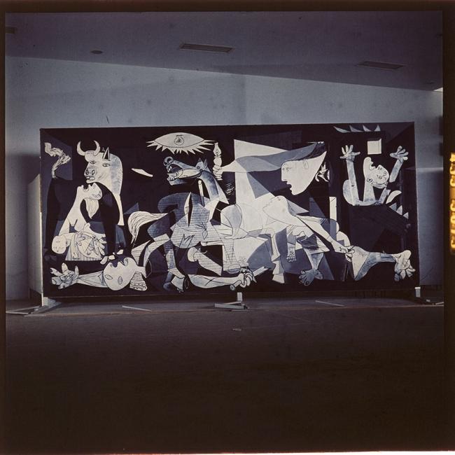 Vistas de Guernica expuesto en la II Bienal de São Paulo