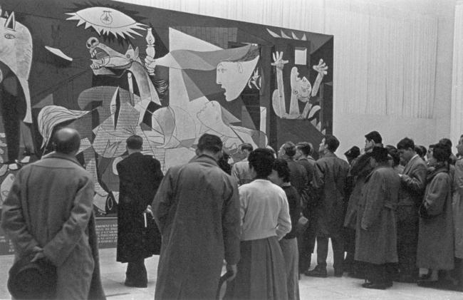 Visitantes del Haus der Kunst ante Guernica