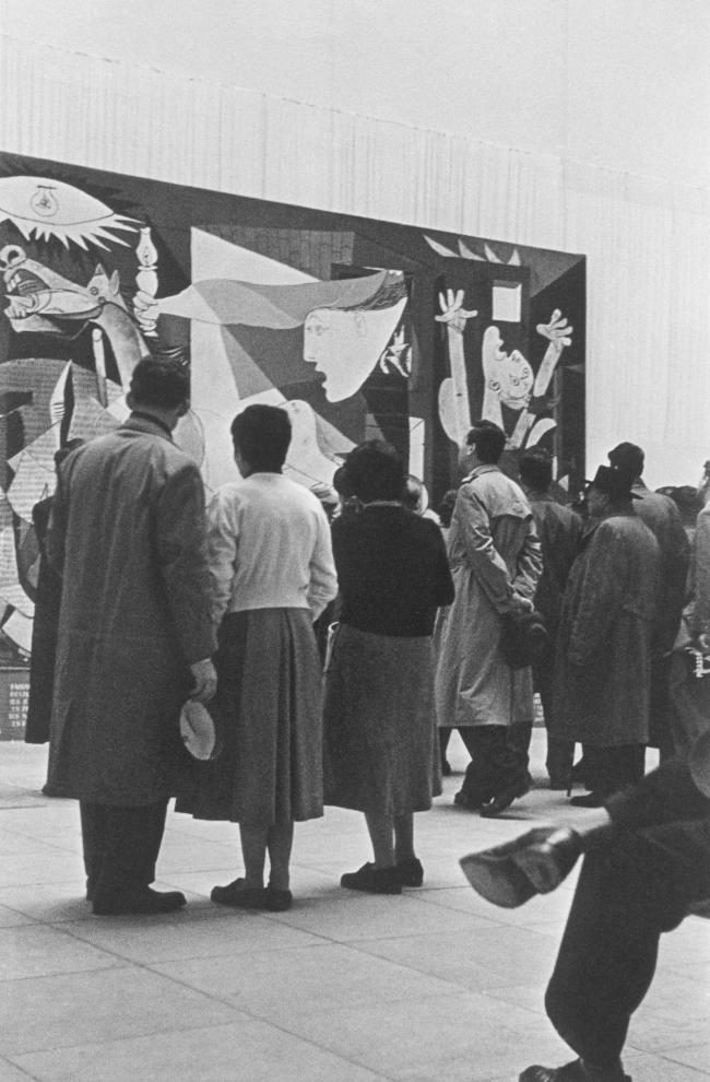 Visitantes del Haus der Kunst ante Guernica