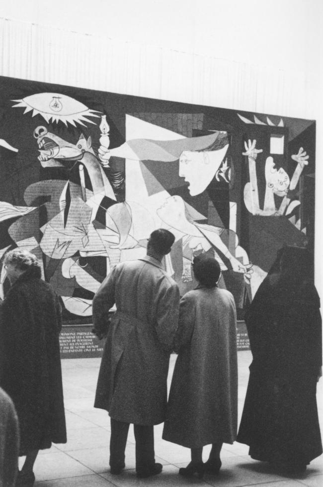 Visitantes del Haus der Kunst ante Guernica