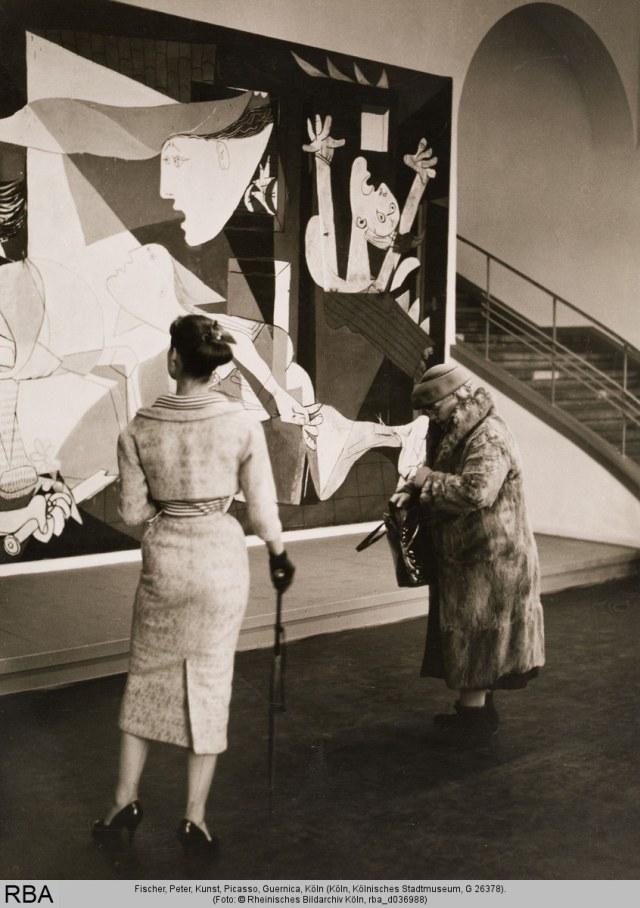 Instalación de Guernica en la exposición Picasso de Colonia
