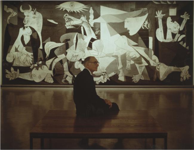 Alfred H. Barr Jr. delante de Guernica