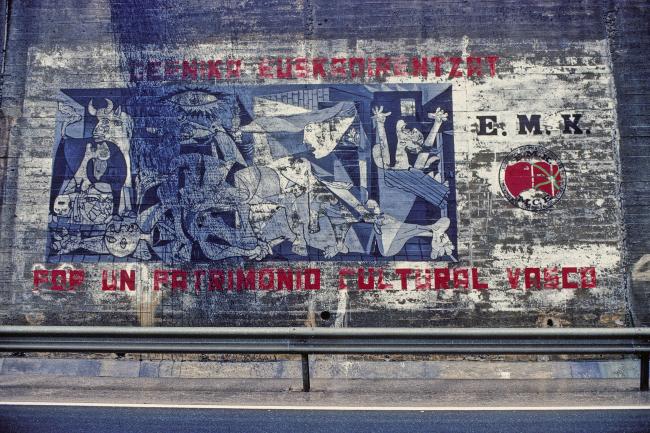Mural con las siglas del Movimiento Comunista de Euskadi