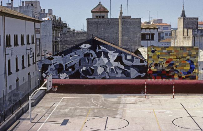Mural en el patio de un colegio
