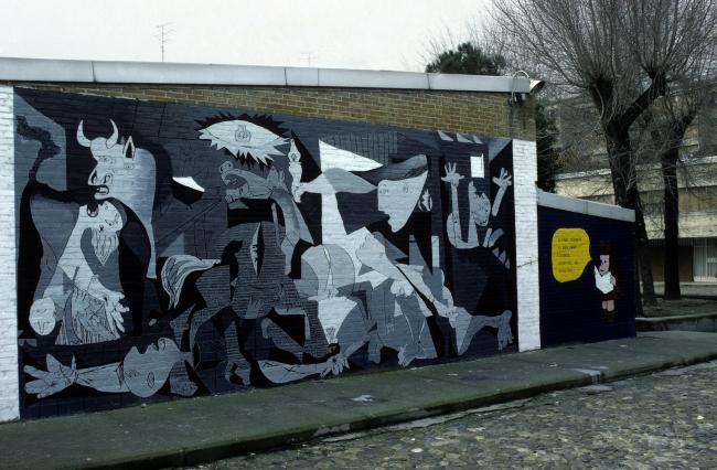 Pared con copia casi exacta de Guernica