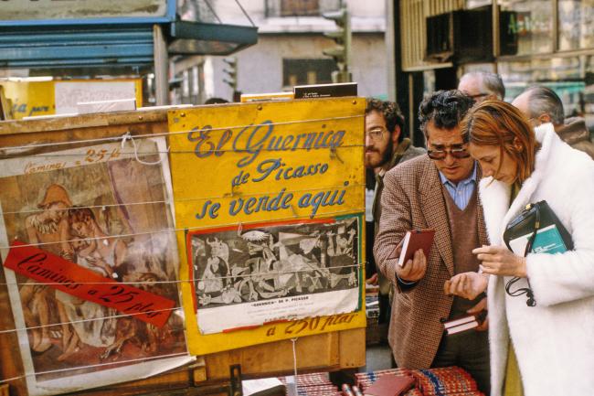 Venta de Guernica en el Rastro de Madrid