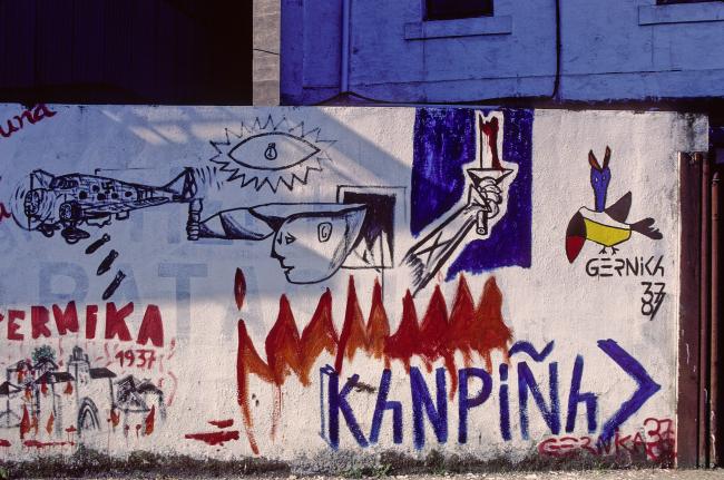 EN Mural conmemorativo del 50 aniversario del bombardeo en el pueblo de Gernika