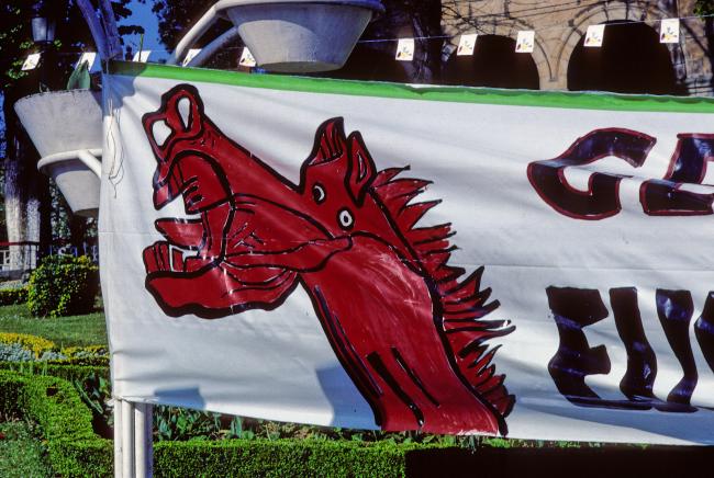 EN Detalle de pancarta en el pueblo de Gernika