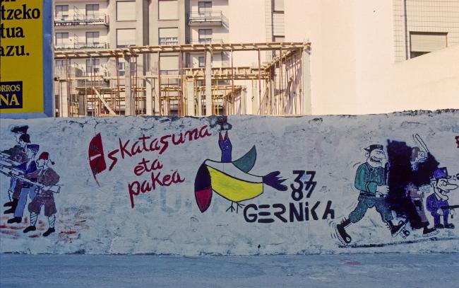 Mural conmemorativo del 50 aniversario del bombardeo en el pueblo de Gernika