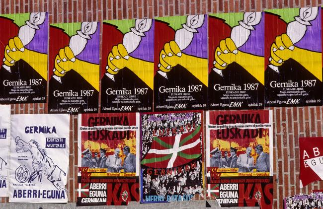 EN Mural conmemorativo del 50 aniversario del bombardeo en el pueblo de Gernika