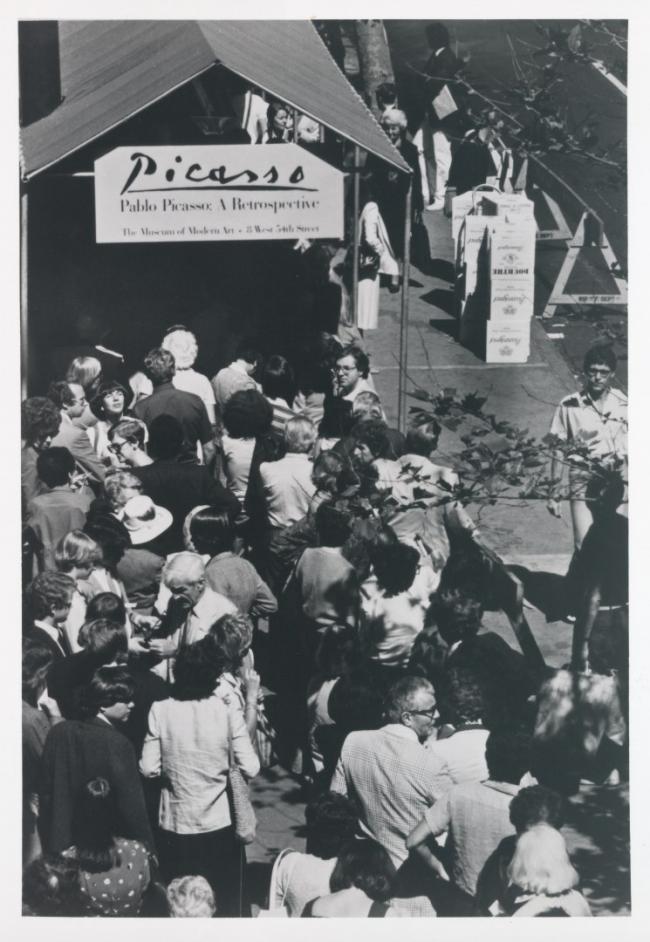 Visitantes esperando para entrar en la exposición Pablo Picasso: A Retrospective del Museum of Modern Art de Nueva York