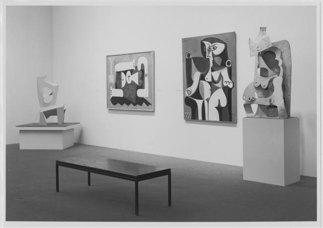 Vista de la exposición «Pablo Picasso: A Retrospective» en el Museum of Modern Art de Nueva York