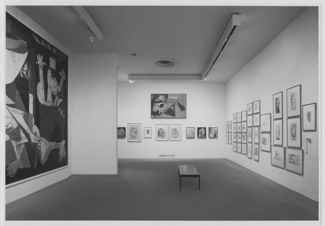 Vista de la exposición «Pablo Picasso: A Retrospective» en el Museum of Modern Art de Nueva York